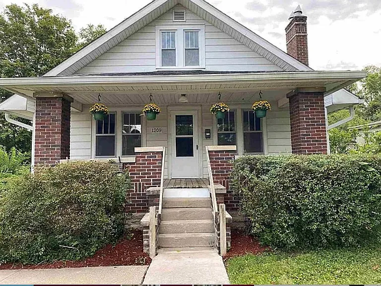 1209 S Henderson St — Photo 2