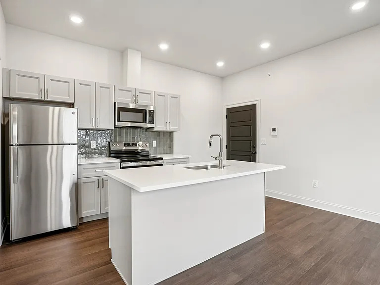 472 Roxborough Ave — Photo 16