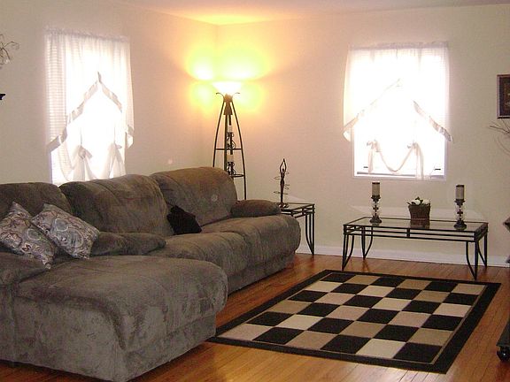 SUNNY & INVITING LIVING ROOM