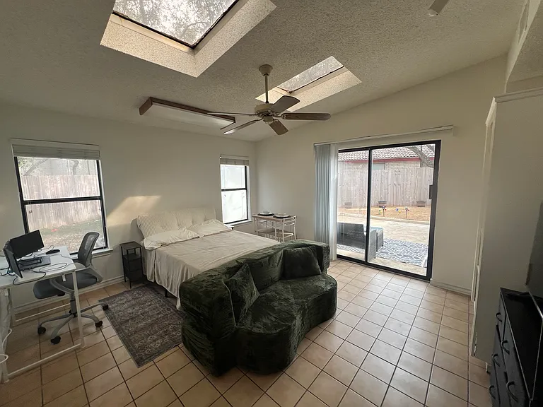 3915 Hunters Crest St — Photo 24