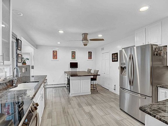 3rd image of 15 Hamilton Dr