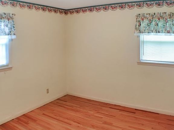 3rd image of 516 Lexington Dr