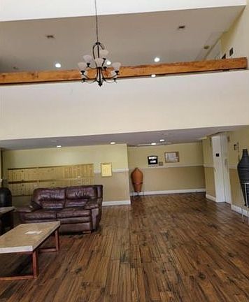 2nd image of 220 Lakeview Dr #3