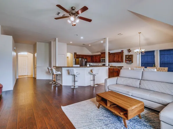 717 Sparrow Dr, Saginaw, TX 76131