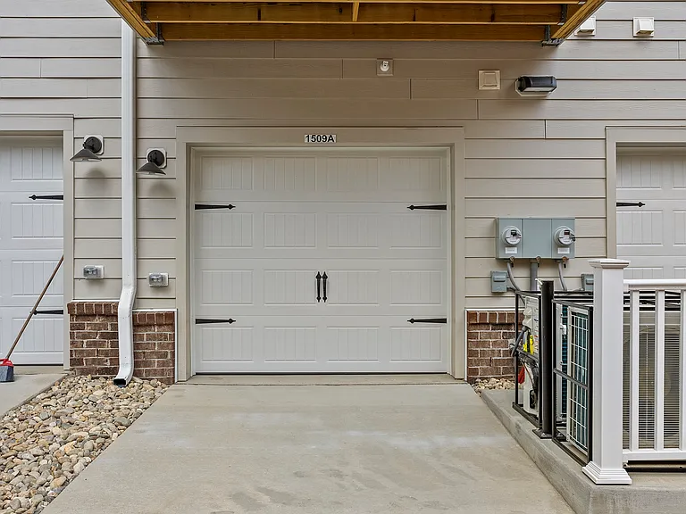 1509 Moore St — Photo 3