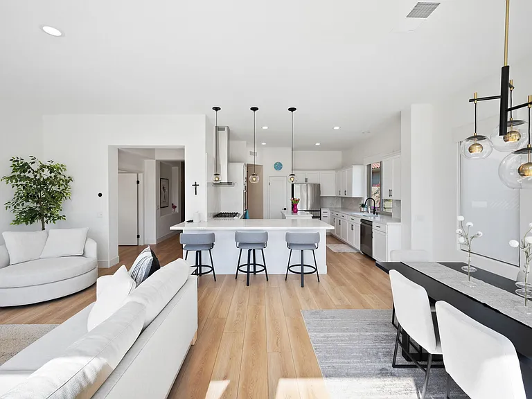 143 E Kavenish Dr — Photo 23