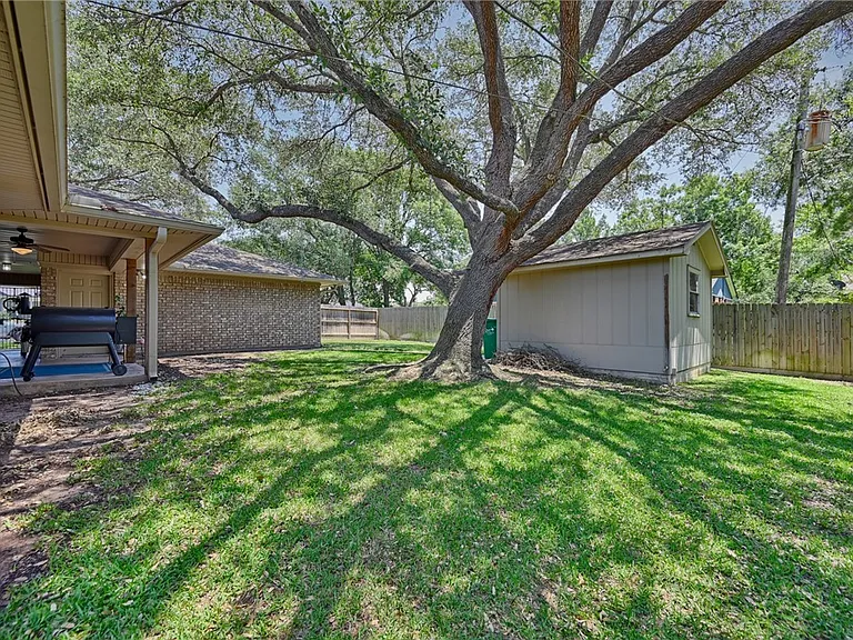1600 Pecan St — Photo 39
