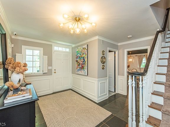 4th image of 33 Hunter Dr