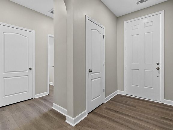 4th image of 308 Nuttall Dr