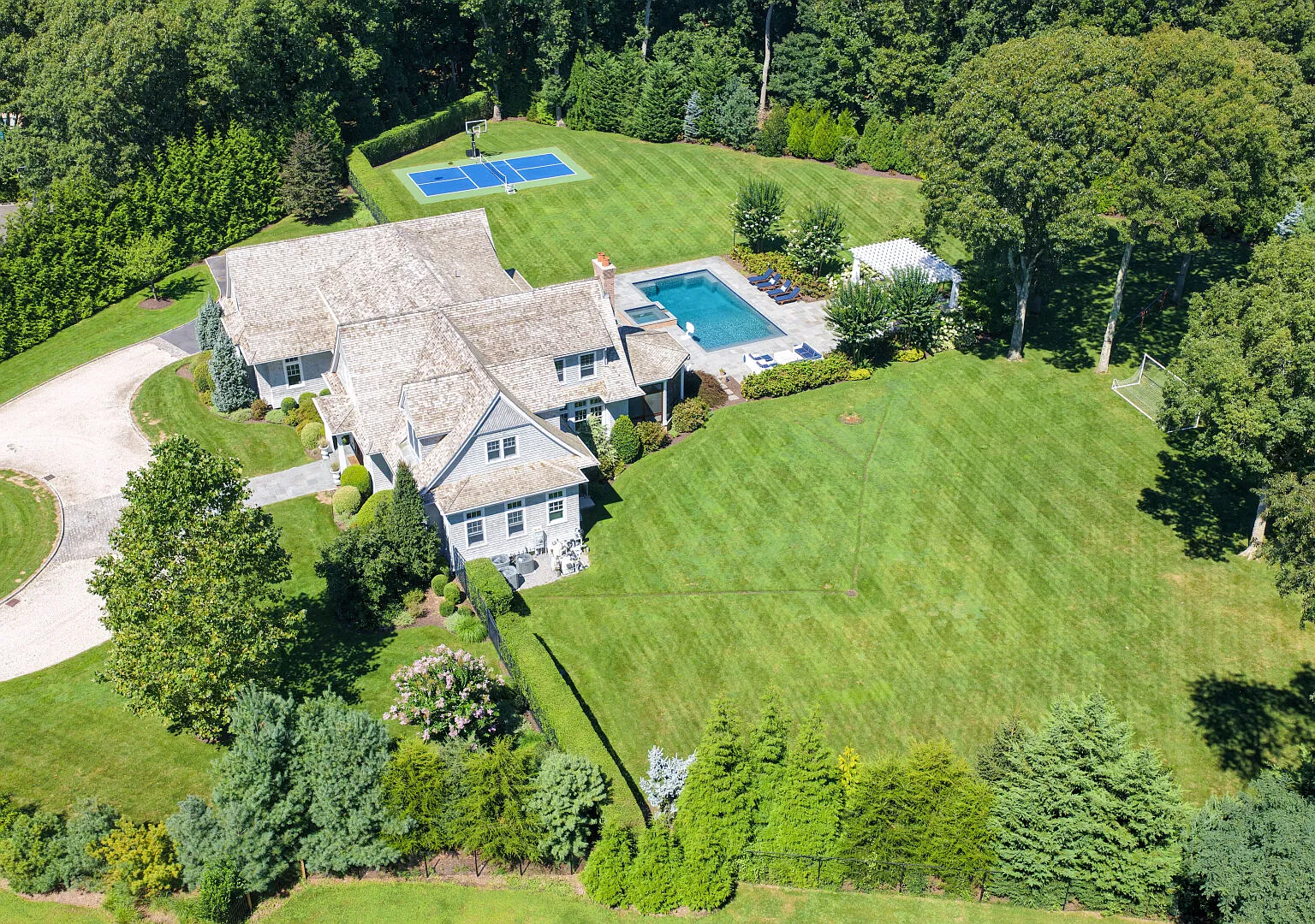 Luxury estate with a private pool, hot tub, movie theater, & gym — Photo 4