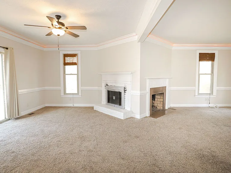 809 Houndslake Dr — Photo 2
