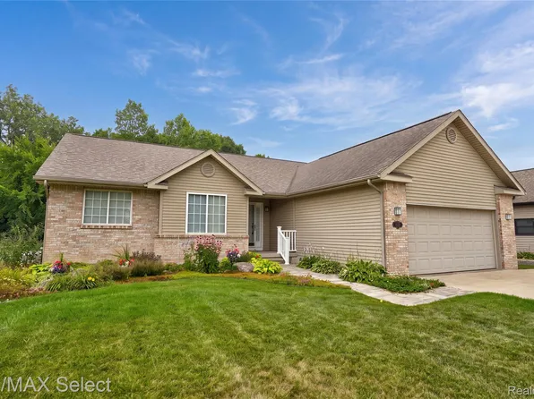 5199 Oakhill Dr, Swartz Creek, MI 48473
