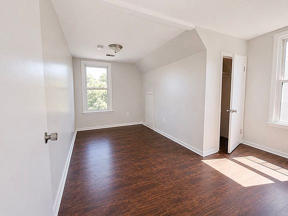 5th image of 262 W Ivy St