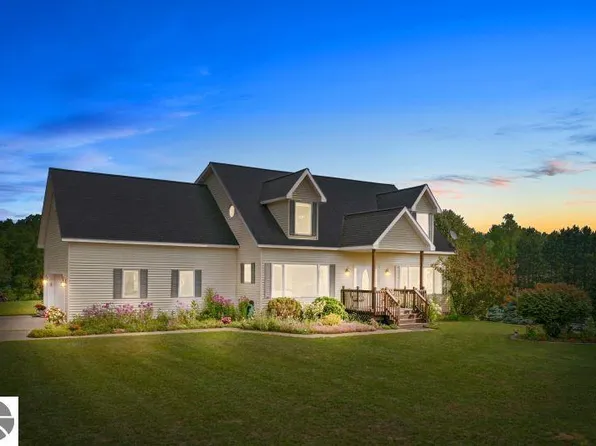 5637 E 46th Rd, Cadillac, MI 49601