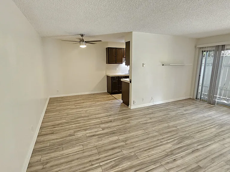 2130 N Beachwood Dr #4 — Photo 9