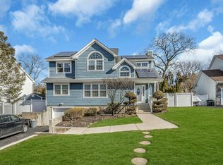 5 Quantuck Ct, Commack, NY 11725