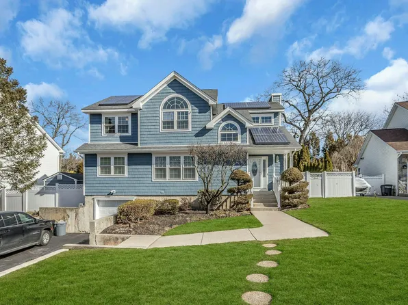 5 Quantuck Court, Commack, NY 11725