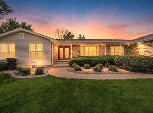 425 Rolling Meadows Dr, Valparaiso, IN 46385