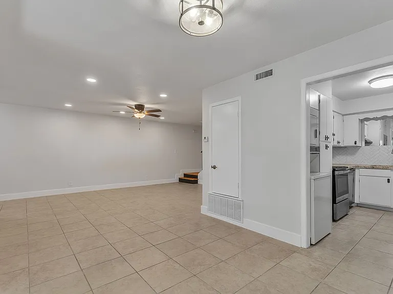 100 Royal Way Dr #14C — Photo 6