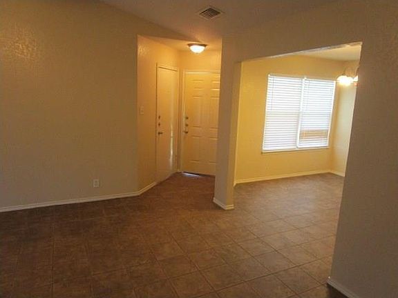 4th image of 405 Woodson Cir
