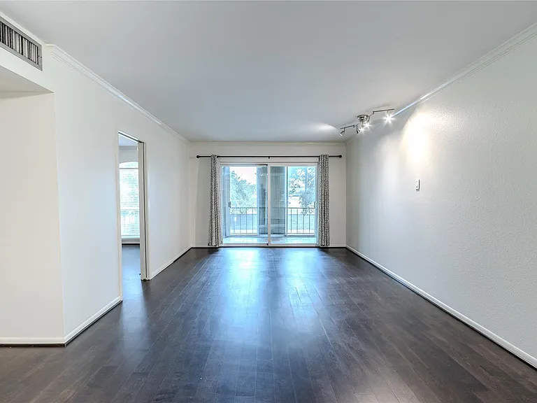 7575 Katy Fwy #103 — Photo 4