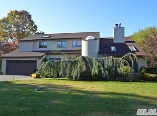 7 Gooseberry Ln, Ronkonkoma, NY 11749
