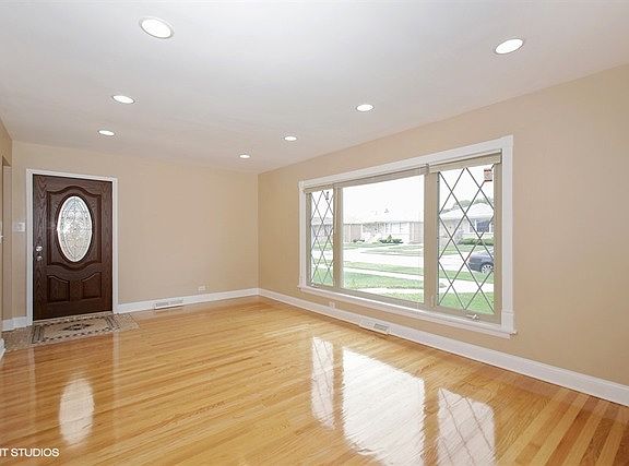 3rd image of 8405 S Komensky Ave