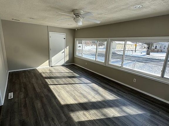 5th image of 555 S Airwood Ave