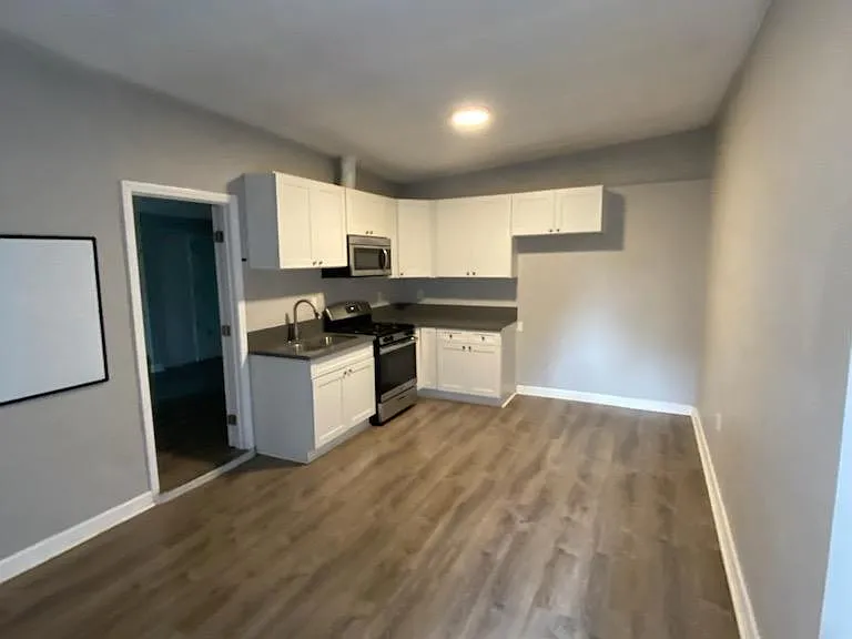 5910 S Van Ness Ave — Photo 4