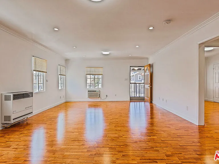 110 S Alexandria Ave — Photo 2