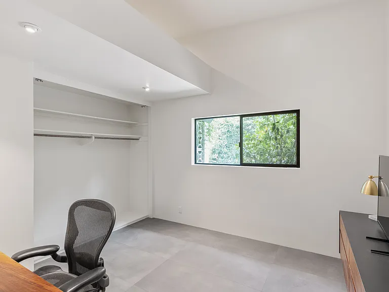1540 Lancashire St — Photo 22