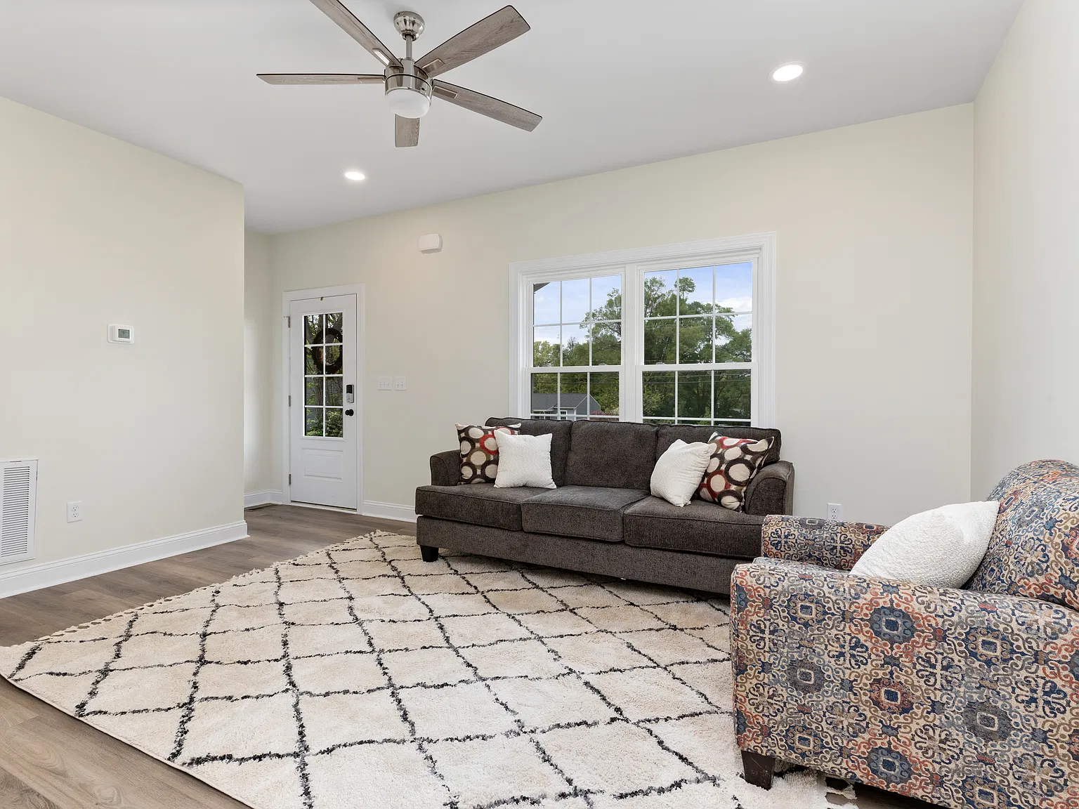 3 bed, 2.5 bath, 1260 sqft, $1,890 — Photo 4