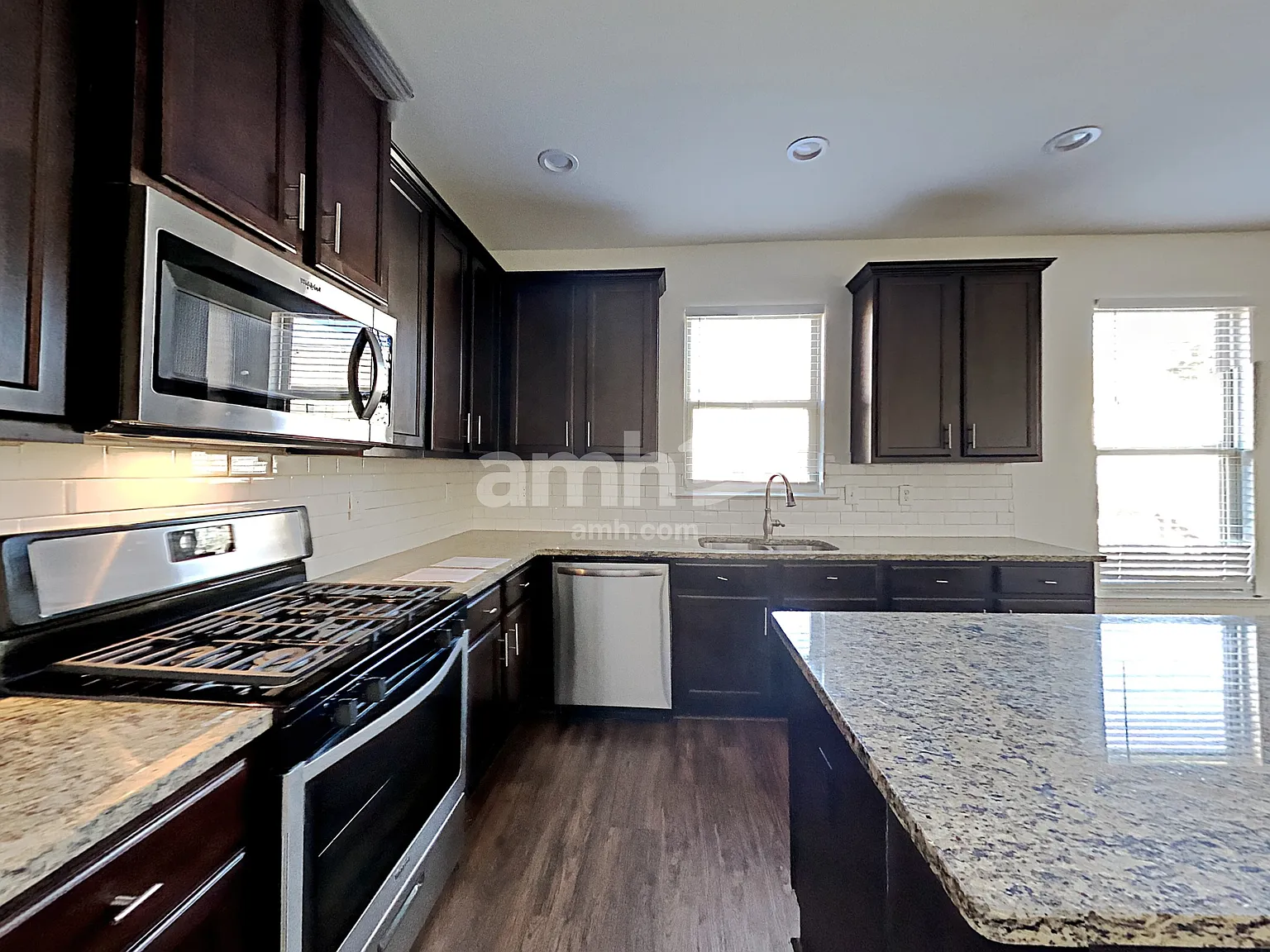 4 bed, 2.5 bath, 2305 sqft, $2,425 — Photo 4