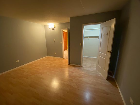 Bedroom w/walk-in closet
