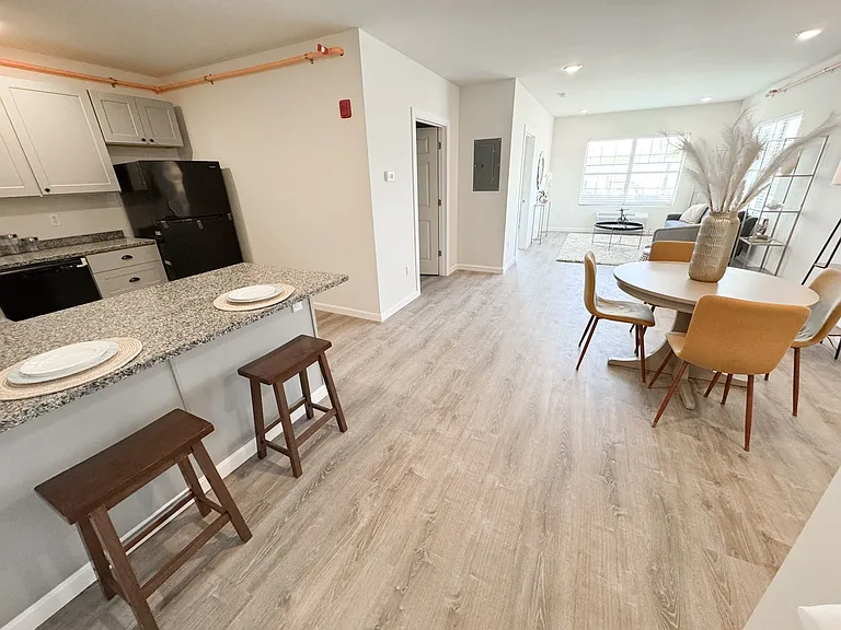 Pine Street Apartments — Photo 8