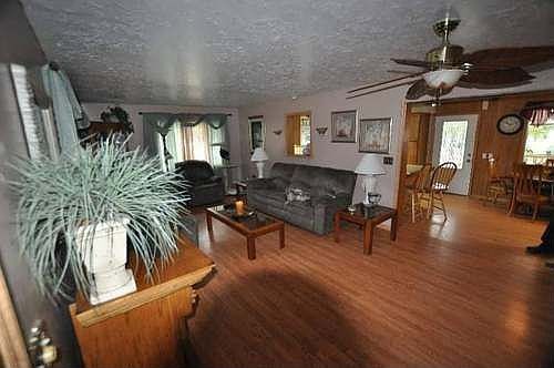 4th image of 40182 Hilltop Dr