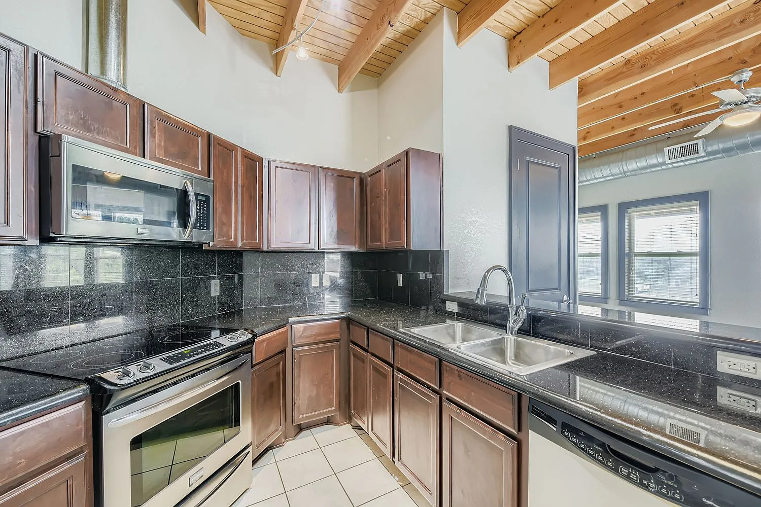 1 bed, 755 sqft, $1,200 — Photo 4