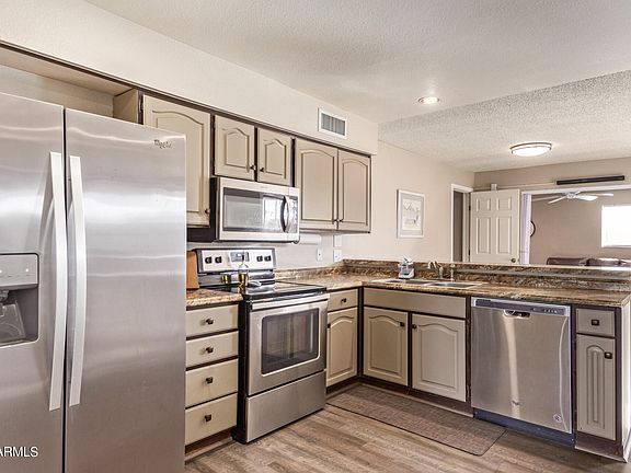 3rd image of 927 W YALE Drive