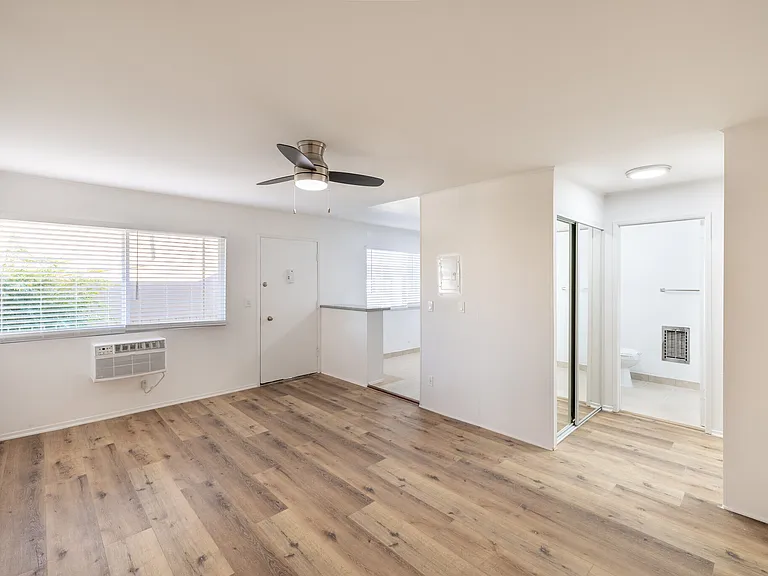 5542 Newcastle Ave #8 — Photo 3