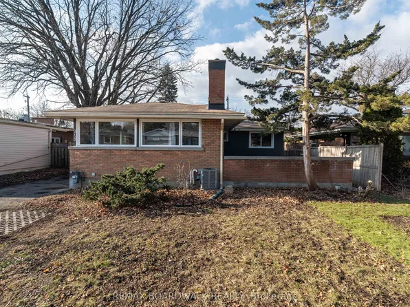 948 Parkhurst Blvd #B, Ottawa, ON K2A 3M9