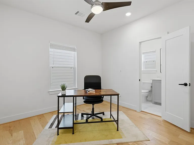714 W Donovan St #A — Photo 15