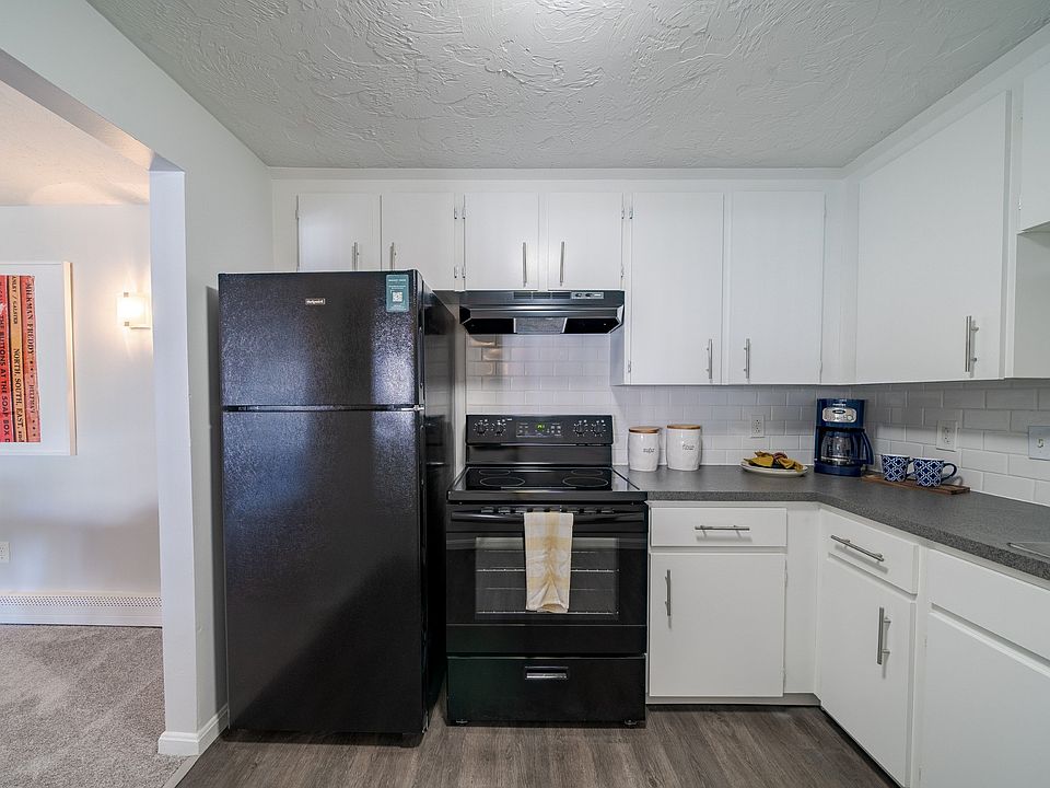 Modern Kitchen at Rosemont Square Apartments in Randolph, MA 02368