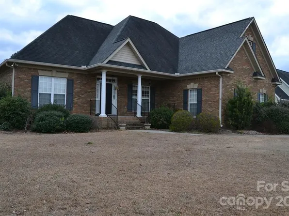 102 Falling Leaf Ln, Elgin, SC 29045