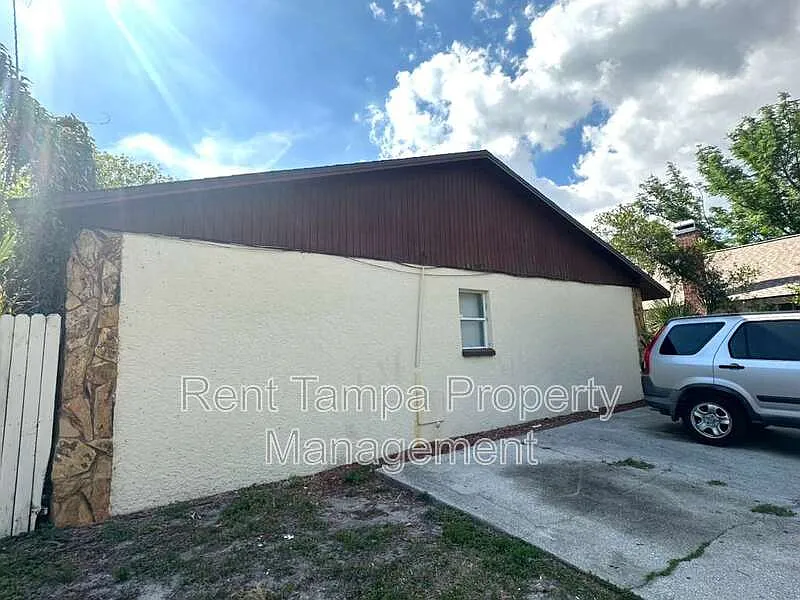 3 bed, 1.0 bath, 858 sqft, $1,650 — Photo 3