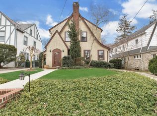 10 Iowa Rd, Great Neck, NY 11020