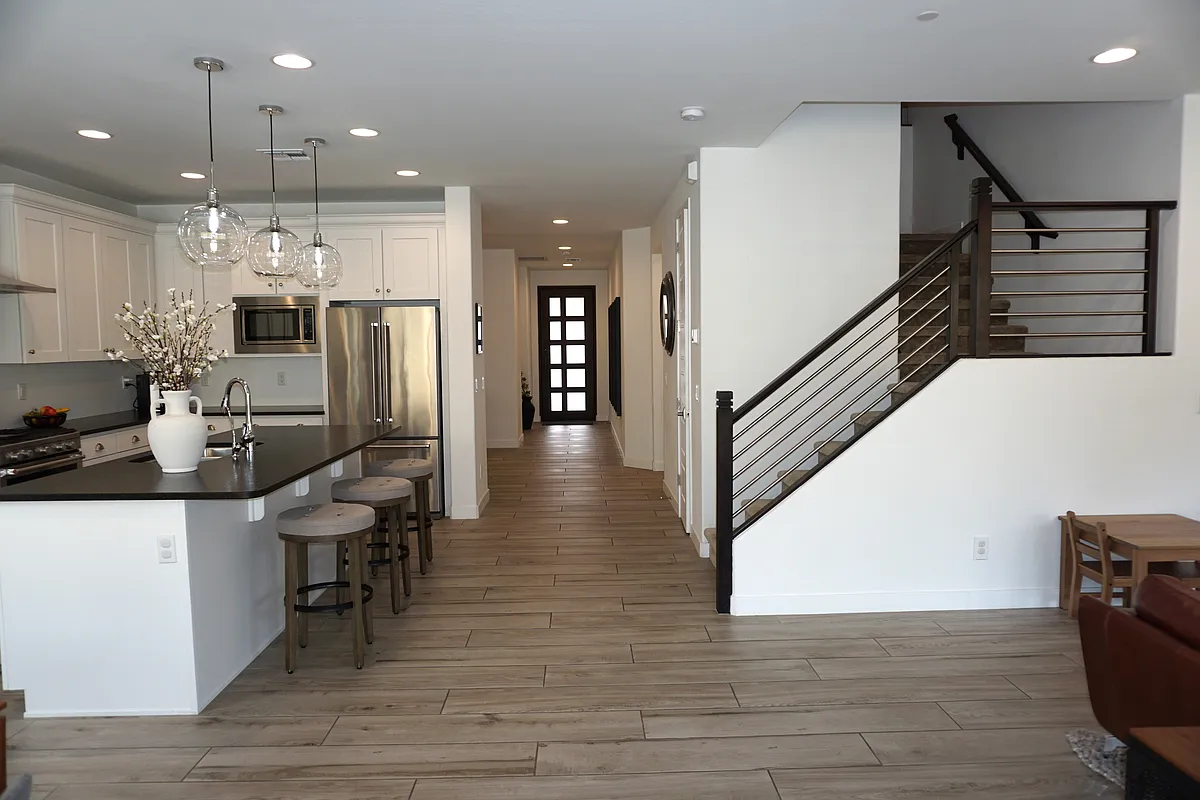 Building Photo - 708 E Deer Creek Rd