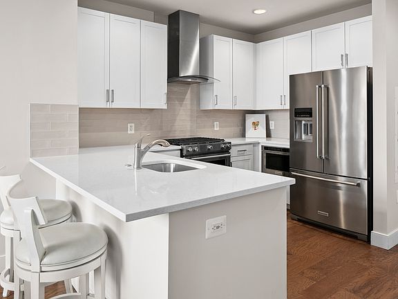 4th image of 2000 Clarendon Blvd #504-A
