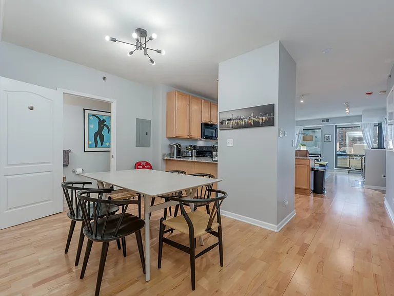 1212 N Wells St #403 — Photo 8