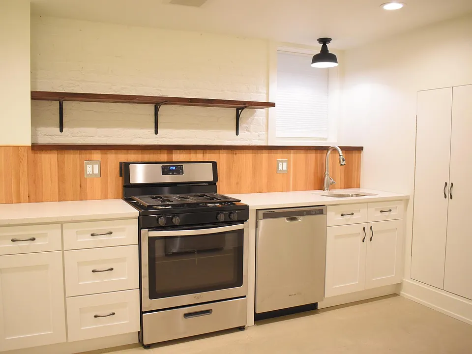 KITCHEN 16' x 9'