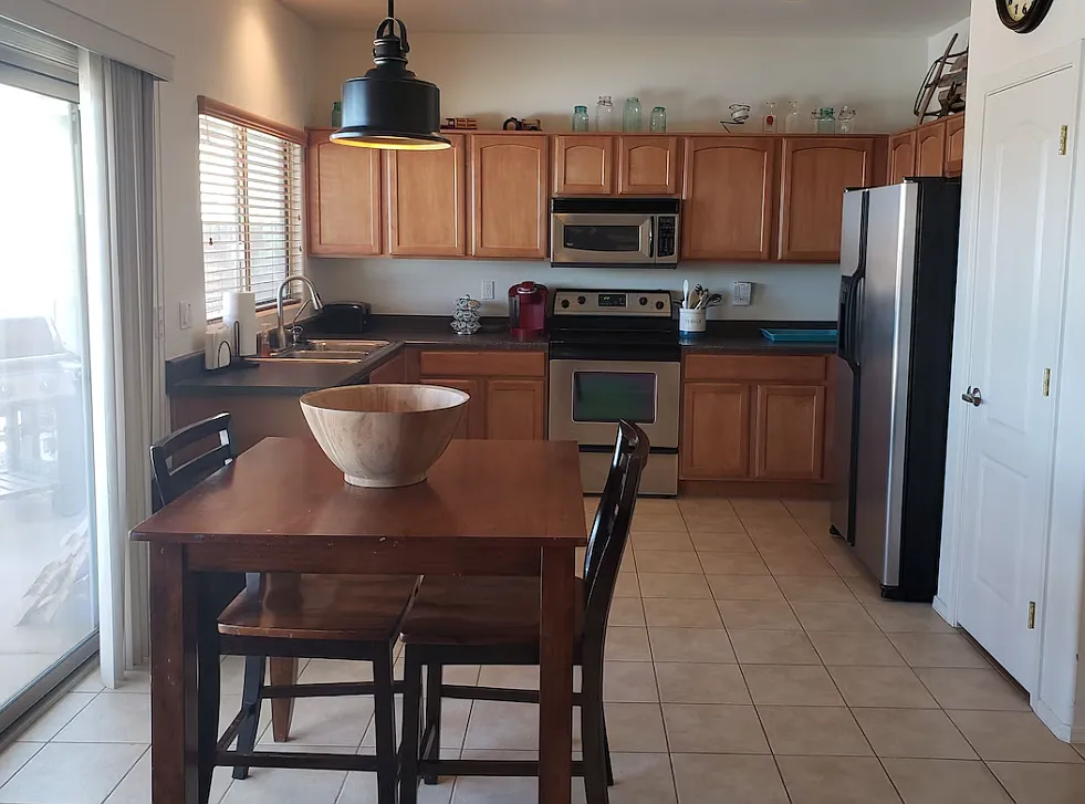 4 bed, 2.5 bath, 2237 sqft, $2,500 — Photo 3